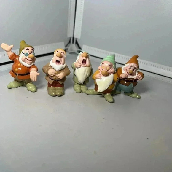 Disney Mini Figures Five of the Seven Dwarves 2" Plastic Figures - Picture 1 of 3